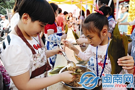 孩子們自己動手包粽子