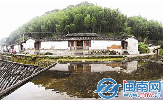 梁披云的故居在青山竹林下,年久失修