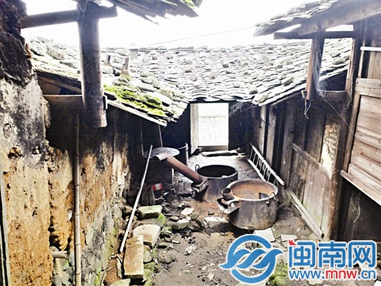 無人看護,室內破敗