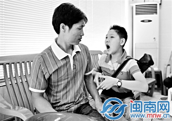 兒子用手語對父親說：“我愛你”