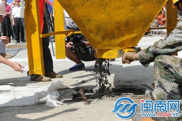 機械臂吊起混凝土，做最后的澆筑