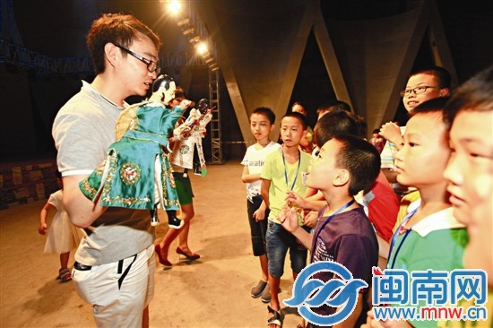 小記者們學習木偶表演