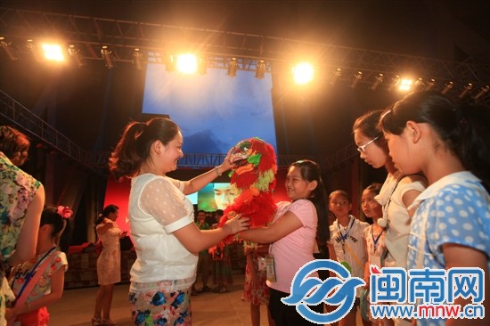 老師教小記者表演