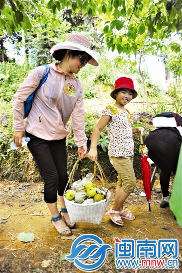 摘了好多梨，好沉啊！