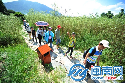 踏青石板上，游走美麗鄉村，小記者流連忘返