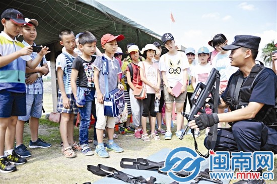第一次見著真槍，小記者都想上去摸一摸