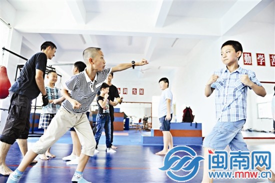 別看個子小，揮起拳來也帶勁