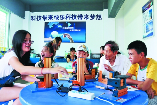 鯉中街道清正社區(qū)青少年社會(huì)教育活動(dòng)中心的科學(xué)活動(dòng)室